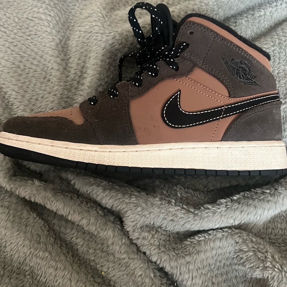 Air jordan 1 mid SE “dark chocolate” color